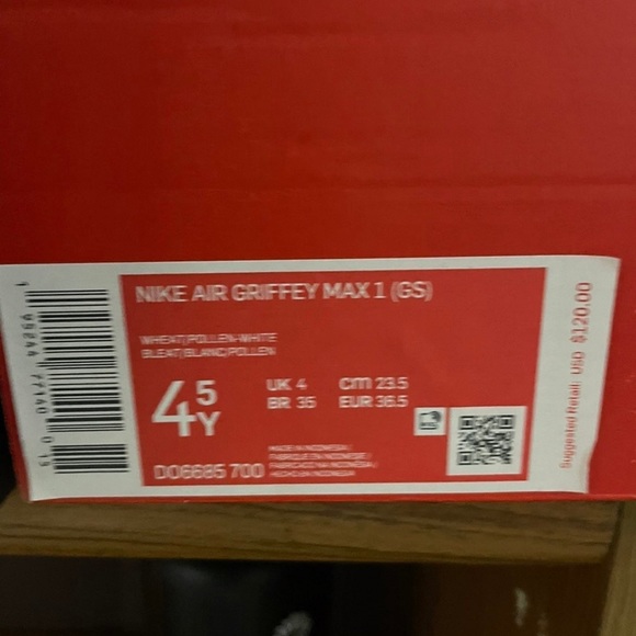 One of the Awesome design of Nike brand shoes ☝️🌹 - Picture 3 of 3